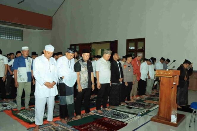 
					Kapolres Tulang Bawang Barat Laksanakan Sholat Idul Fitri bersama Personil dan Warga