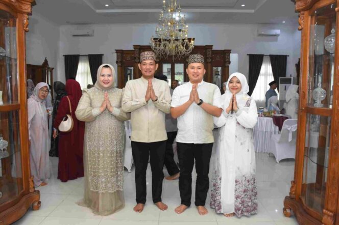 
					Idul fitri 1446 H di Kediaman Bupati, Kapolres Tubaba Beserta Pju Gelar Silaturahmi