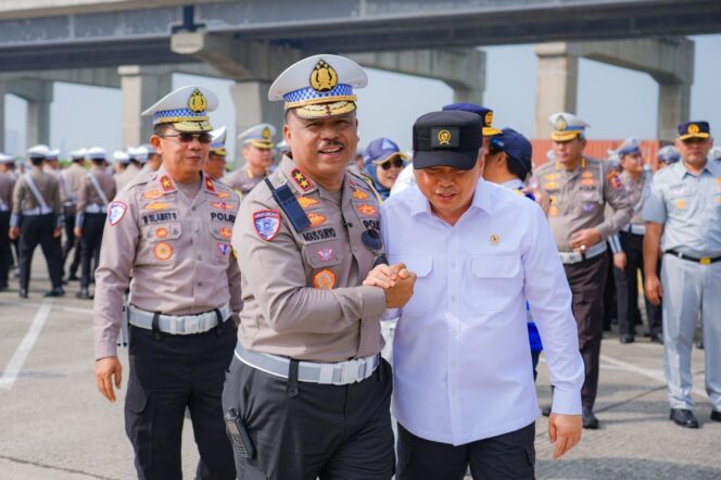 
					Menhub, Kakorlantas dan Stakeholder Resmi Tutup Sistem One Way Nasional Arus Balik Lebaran 2025